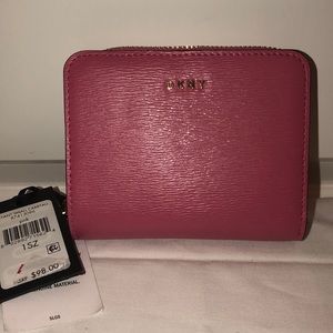 DKNY Bryant small carryall wallet
